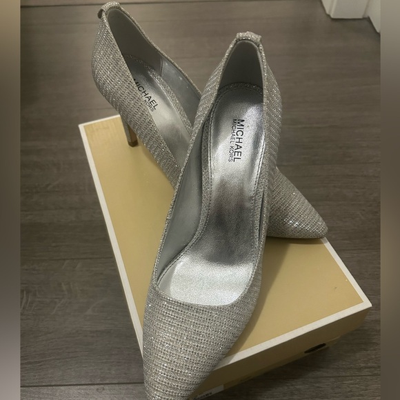 Michael Kors Silver Women's Shoes
Excellent condition πππππ - Picture 2 of 6